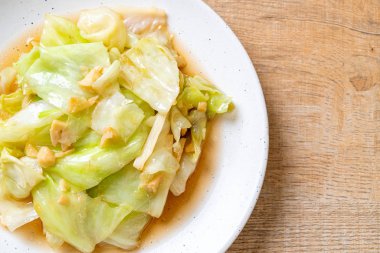 Balık soslu tavada kızartılmış lahana