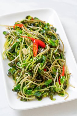 Istiridye sosu ile Kızarmış ayçiçeği Sprout