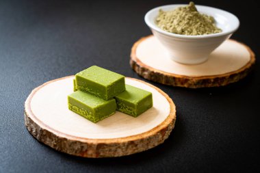 Taze ve yumuşak kibrit yeşil çay. 