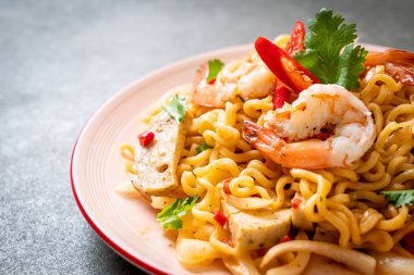 Baharatlı hazır erişte salatası ve karides.