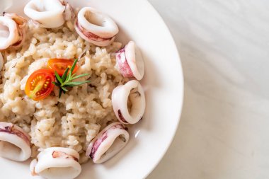 Kalamarlar veya ahtapot risotto
