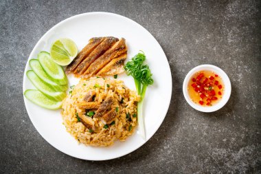 Gevrek gurami balığı kızarmış pilav