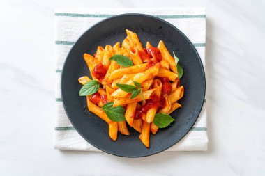 Domates soslu makarna. 