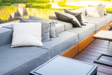 Açık teras ve kanepeli yastıklar.