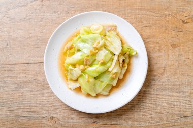 Balık soslu tavada kızartılmış lahana