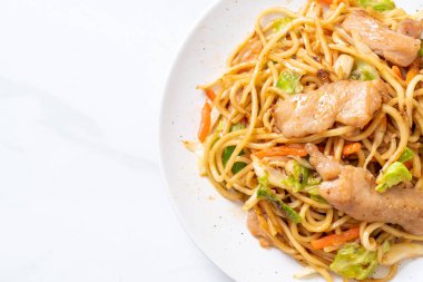 tavada kızartılmış yakisoba noodle domuz eti ile
