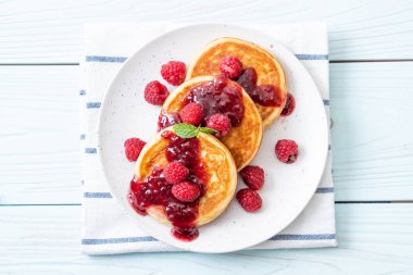 Taze ahududu ve frambuaz sos ile gözleme