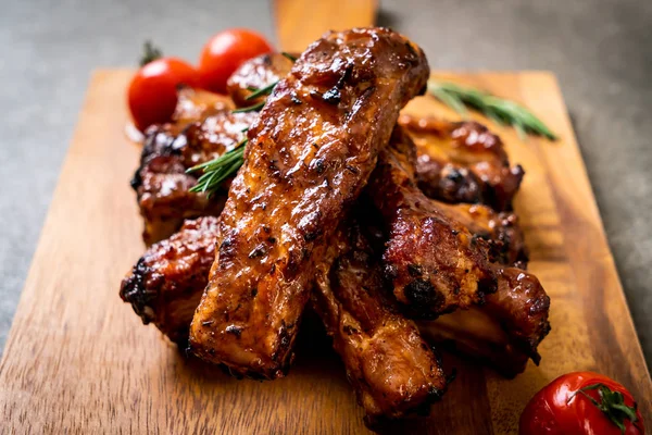 Gegrilde barbecue ribben varkensvlees — Stockfoto