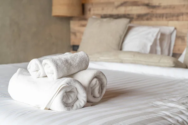 Asciugamano bianco sulla decorazione del letto in camera da letto — Foto Stock