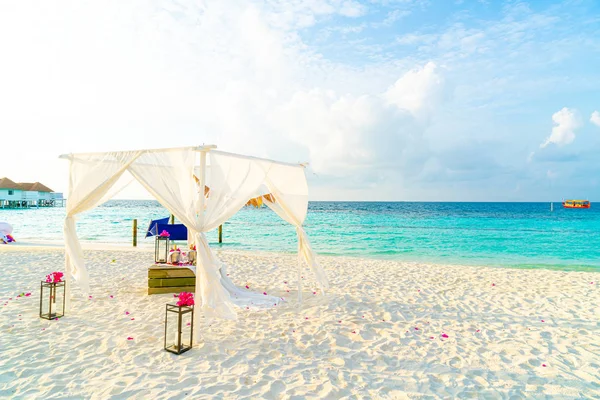 Wedding arch on beach with tropical Maldives resort and sea — Stock Photo, Image