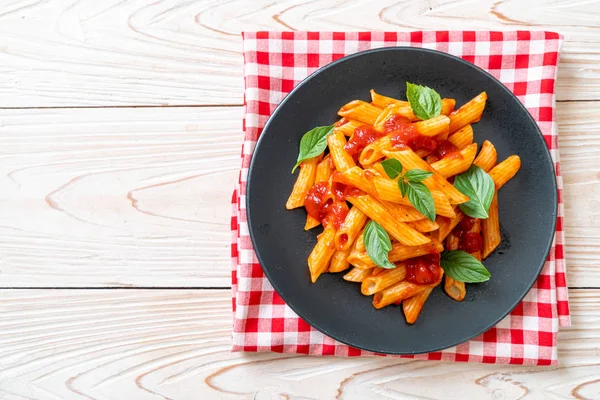 Penne pasta en salsa de tomate —  Fotos de Stock