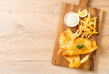 Kızartmalı balık ve patates kızartması.