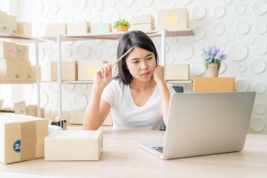 Genç Asyalı kadın kazmak ile çalışan küçük iş sahibi başlatmak