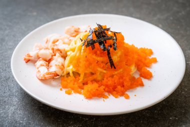 karidesler ve karides yumurtası ile spagetti kremsi