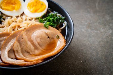 Shoyu ramen noodle domuz eti ve yumurta ile