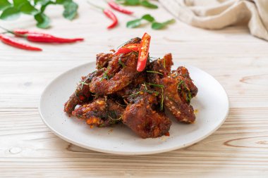 Kızarmış yayın balığını acı biberle karıştır