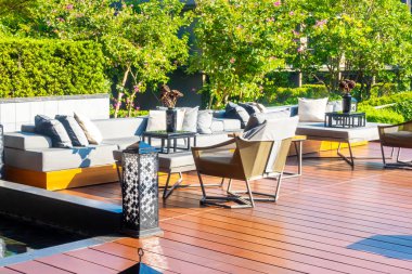 Açık teras ve kanepeli yastıklar.