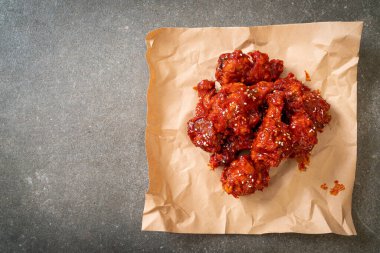 Baharatlı soslu kızarmış tavuk 