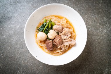 Pişmiş domuz etli erişte kasesi.