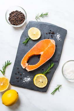 taze çiğ somon fileto biftek