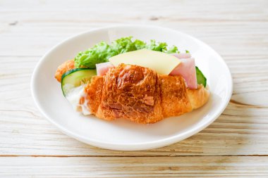 Sandviç kruvasan jambon peyniri. 