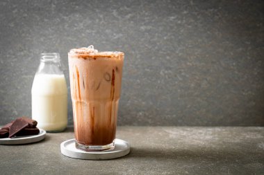 Buzlu çikolata milkshake içecek