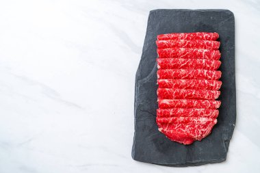 Mermer dokusuyla kesilmiş taze et.