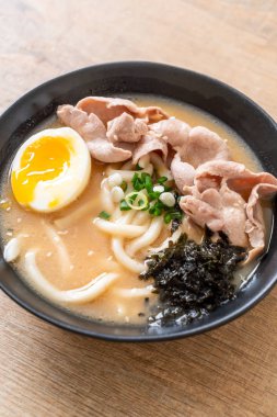 Udon ramen noodle ile domuz çorbası 