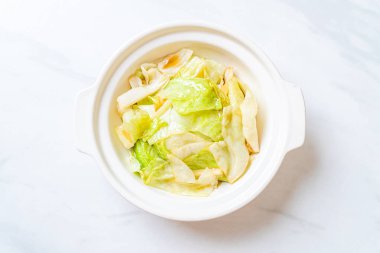 Balık soslu tavada kızartılmış lahana