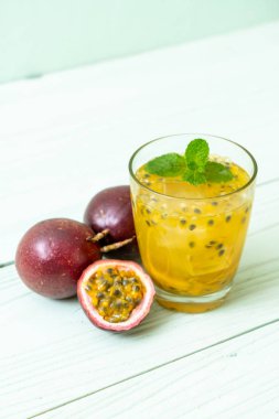 taze ve buzlu tutku meyve suyu