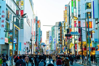 Tokyo, Japonya - 13 Ocak 2020: Shinj 'de yürüyen kalabalık