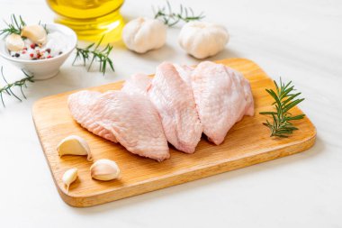 Tahtada taze çiğ tavuk kanatları