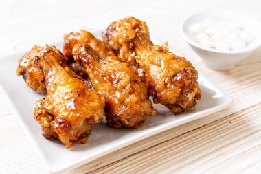 Soslu kızarmış tavuk.