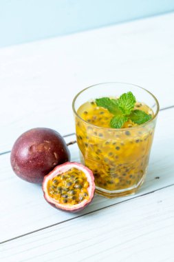 taze ve buzlu tutku meyve suyu