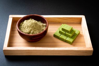 Taze ve yumuşak kibrit yeşil çay. 