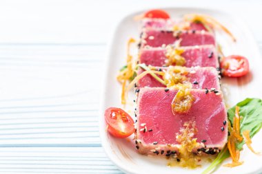 Taze orkinos baharatlı salata sosu ile ham