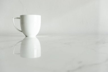 Mermer masada beyaz kahve fincanı.