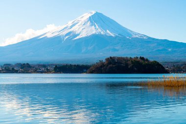 Kawaguchiko Gölü ve mavi gökyüzü ile Fuji Dağı