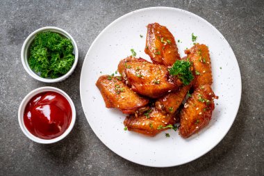 Barbekü tavuk kanatları beyaz susam ile