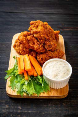 Kızarmış baharatlı tavuk kanadı