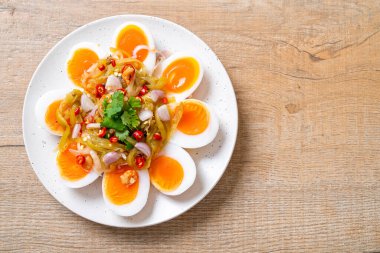 Yumuşak haşlanmış yumurta baharatlı salata 