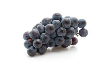 beyaz arka planda taze siyah üzüm