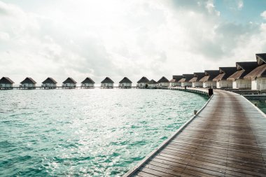 plaj ve deniz ile tropikal Maldivler tatil otel ve ada