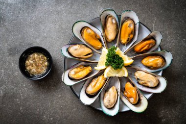 Limonlu ve maydanozlu midye