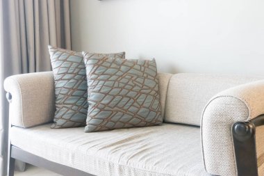 Güzel yastıklar oturma odasındaki kanepede.