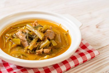 Sabah ihtişamıyla Tayland usulü domuz eti.