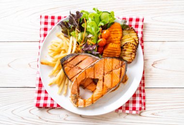 sebze ve patates kızartması ile ızgara somon biftek fileto