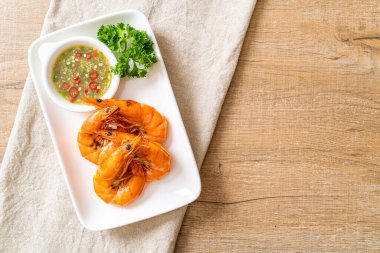 Baharatlı deniz ürünleri soslu tuzlu karides veya karides.