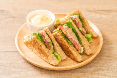 Ev yapımı ton balıklı sandviç 