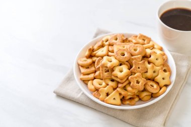 kahve ile bisküvi kraker